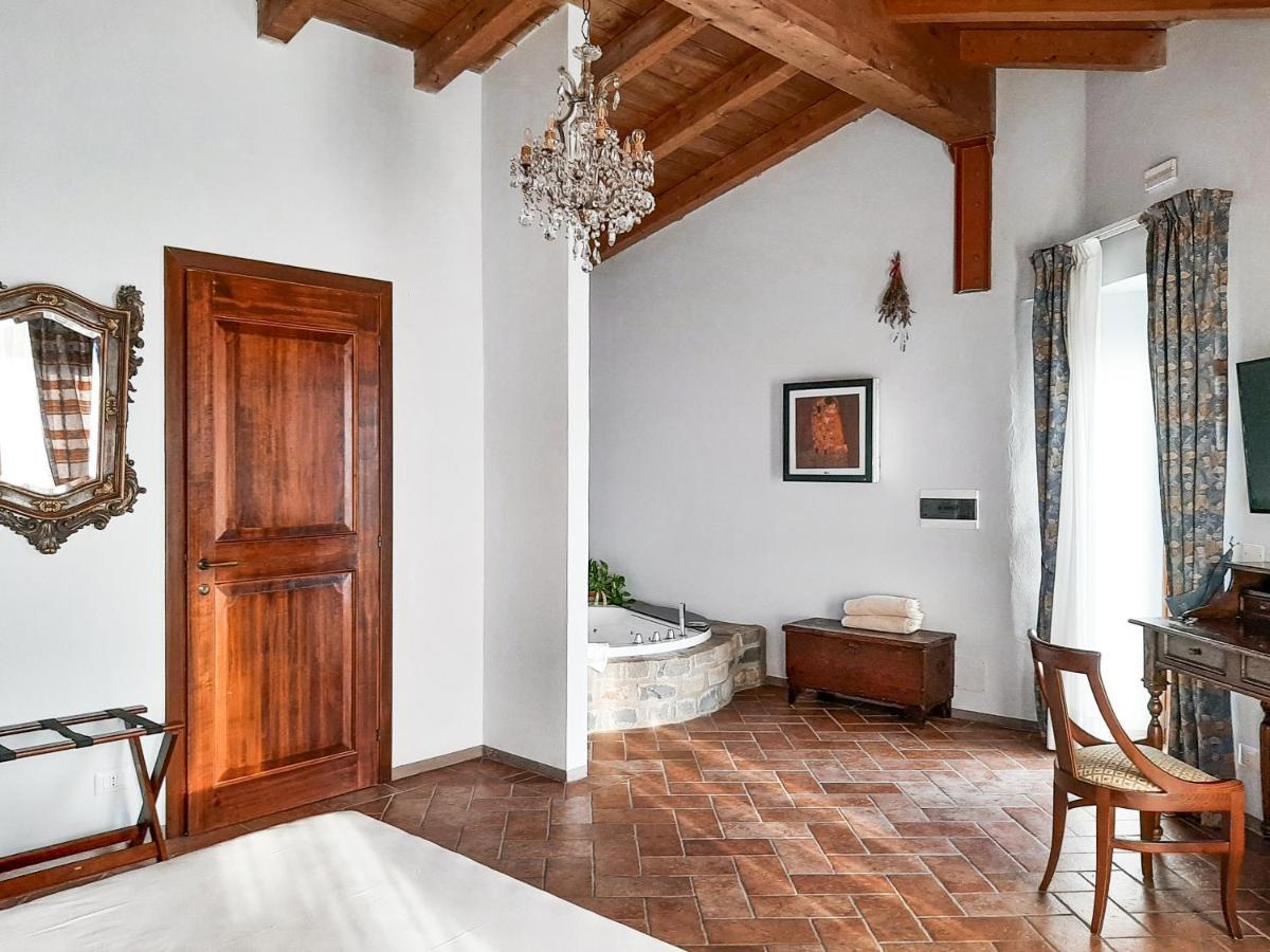 Borgo I Tre Baroni - Spa Suites & Resort Poppi Bagian luar foto