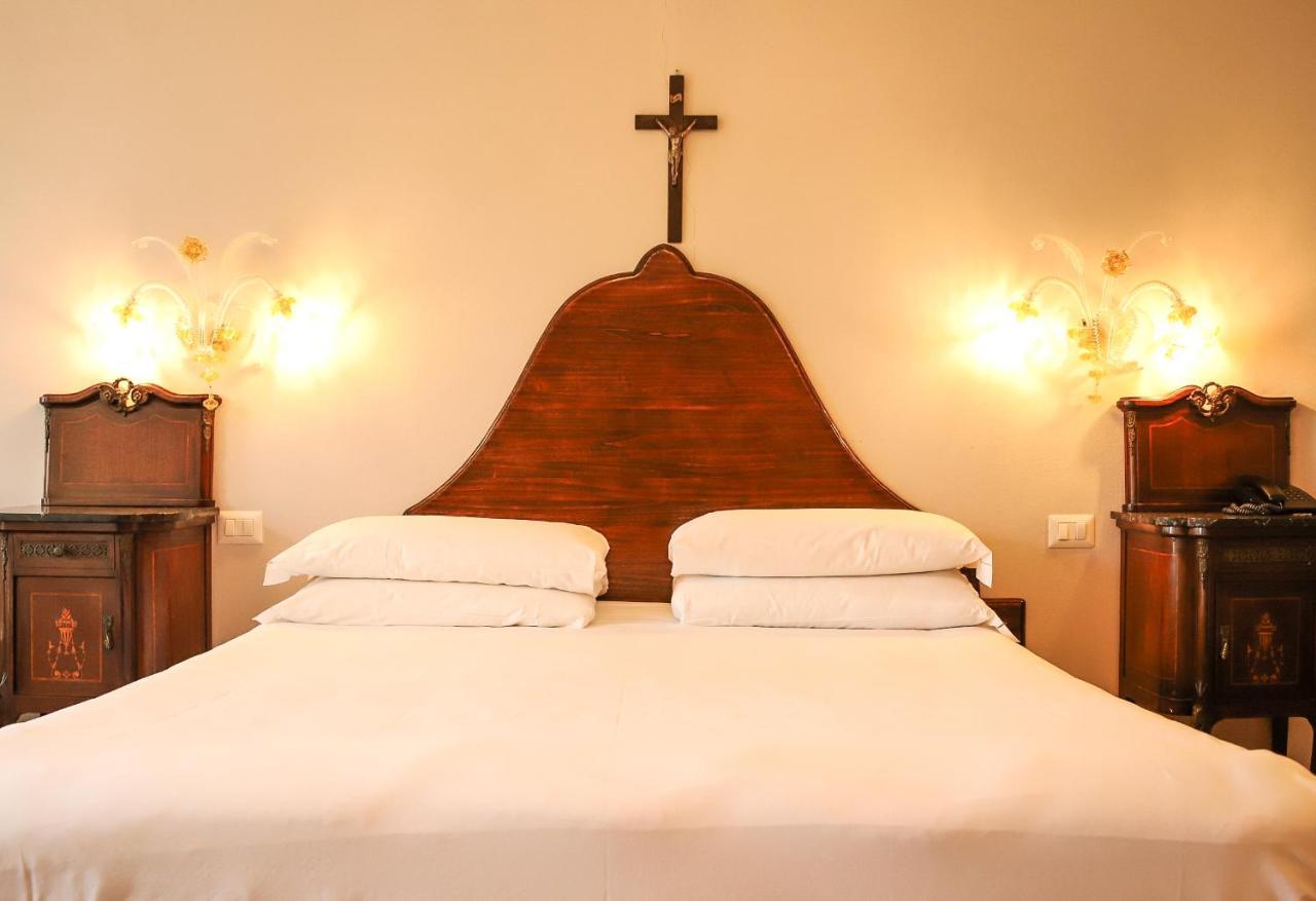 Borgo I Tre Baroni - Spa Suites & Resort Poppi Bagian luar foto